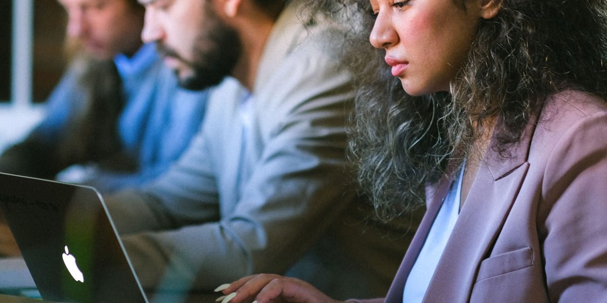 This article explains why choosing the right AI tools is the decisive productivity advantage for businesses in 2026 and gives a practical buying guide to cut th...