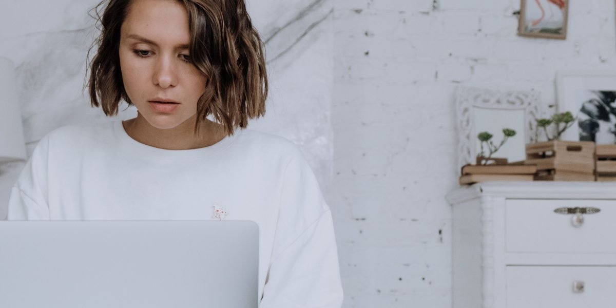 This article curates the best online AI courses in 2026, evaluating options for total beginners through advanced engineers and practitioners. It explains what e...