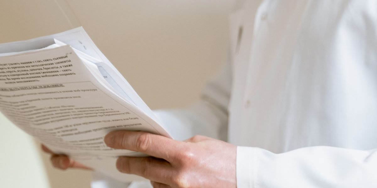 AI-powered personalized treatment plans involve doctors and patients collaboratively reviewing tailored therapeutic strategies.