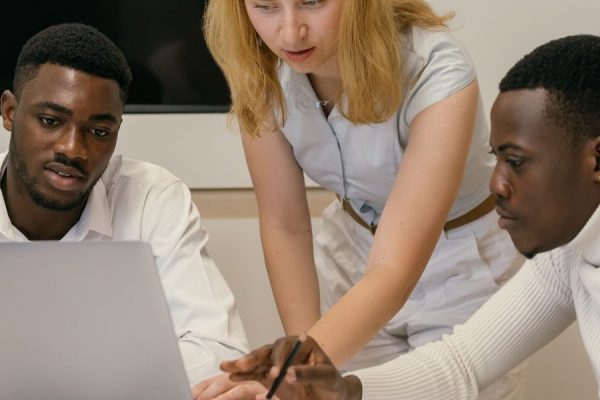 This article explains why enterprise AI adoption has moved from a technical project to a board‑level strategic priority and offers a practical roadmap to avoid...