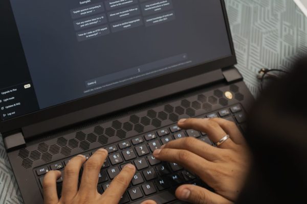 This article explains how to start learning AI in 2026 using a focused, structured beginner course instead of scattered self-study. It describes why a clear syl...