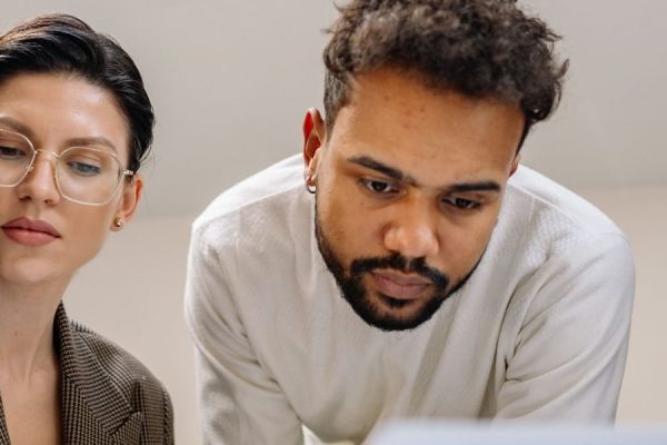 This guide explains how to pick the right AI course in 2026 so you spend your time and money wisely. It covers why foundational skills (math, ML basics, softwar...