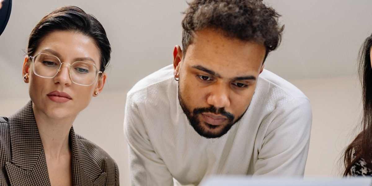 This guide explains how to pick the right AI course in 2026 so you spend your time and money wisely. It covers why foundational skills (math, ML basics, softwar...