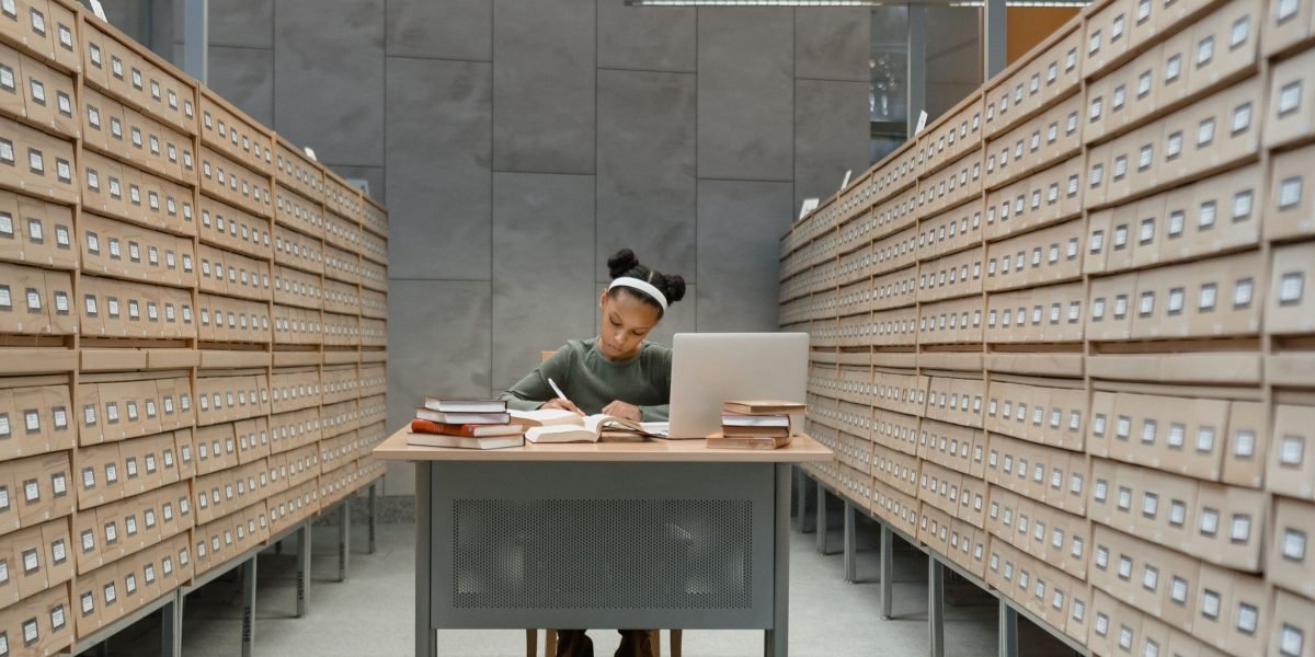 A person diligently searching and evaluating various learning platforms for reliable AI courses.